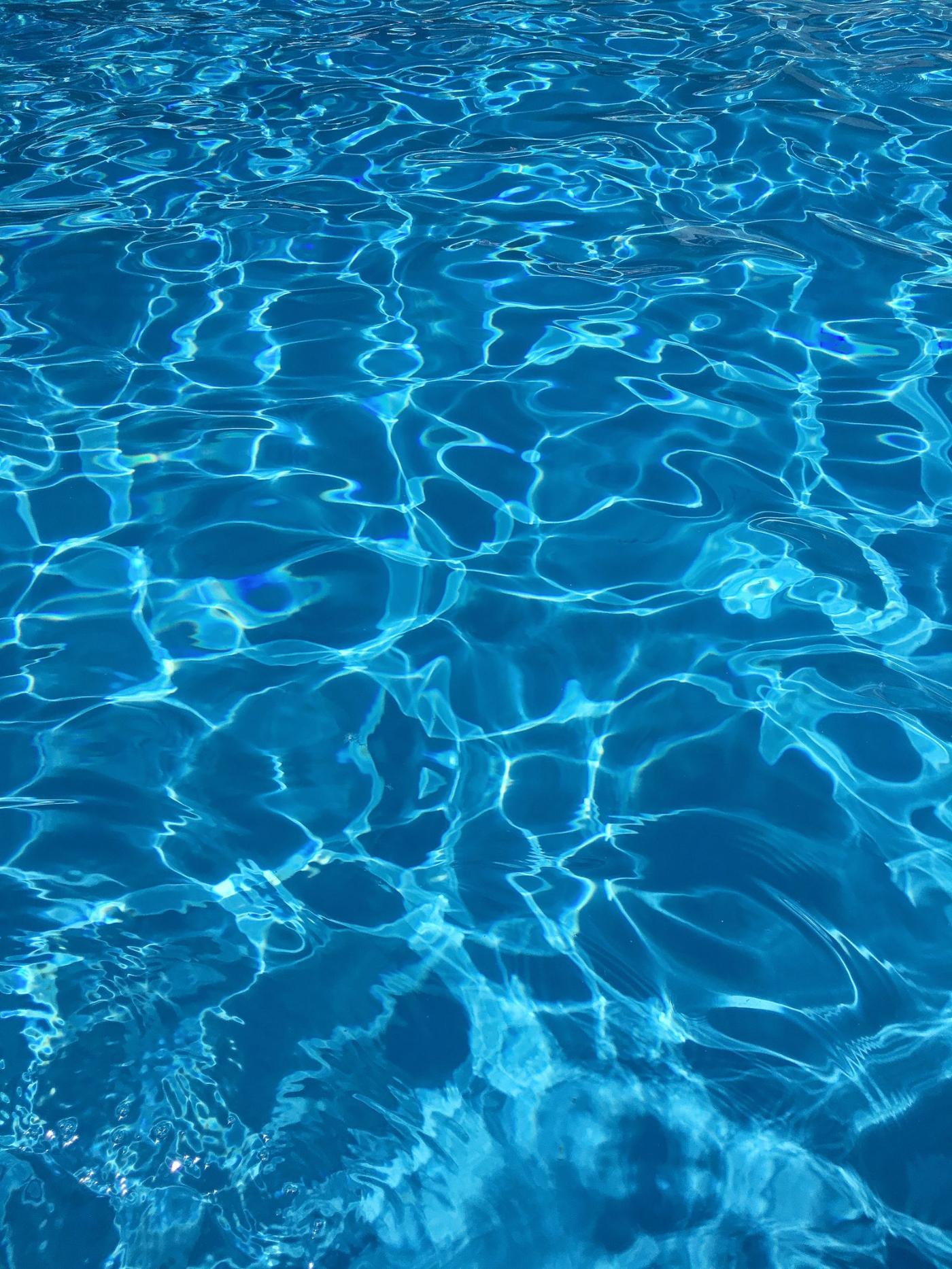 Vibrant blaues Schwimmbadwasser mit Lichtreflexionen