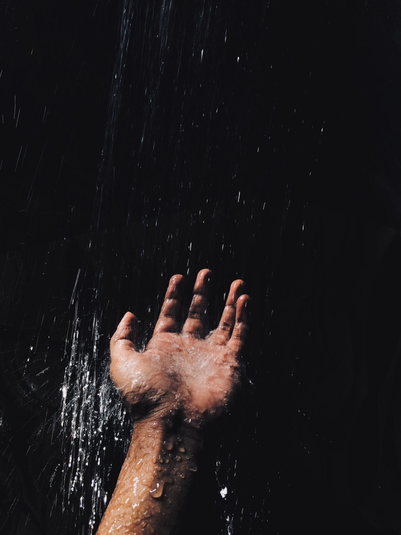 Hand fängt Wassertropfen auf
